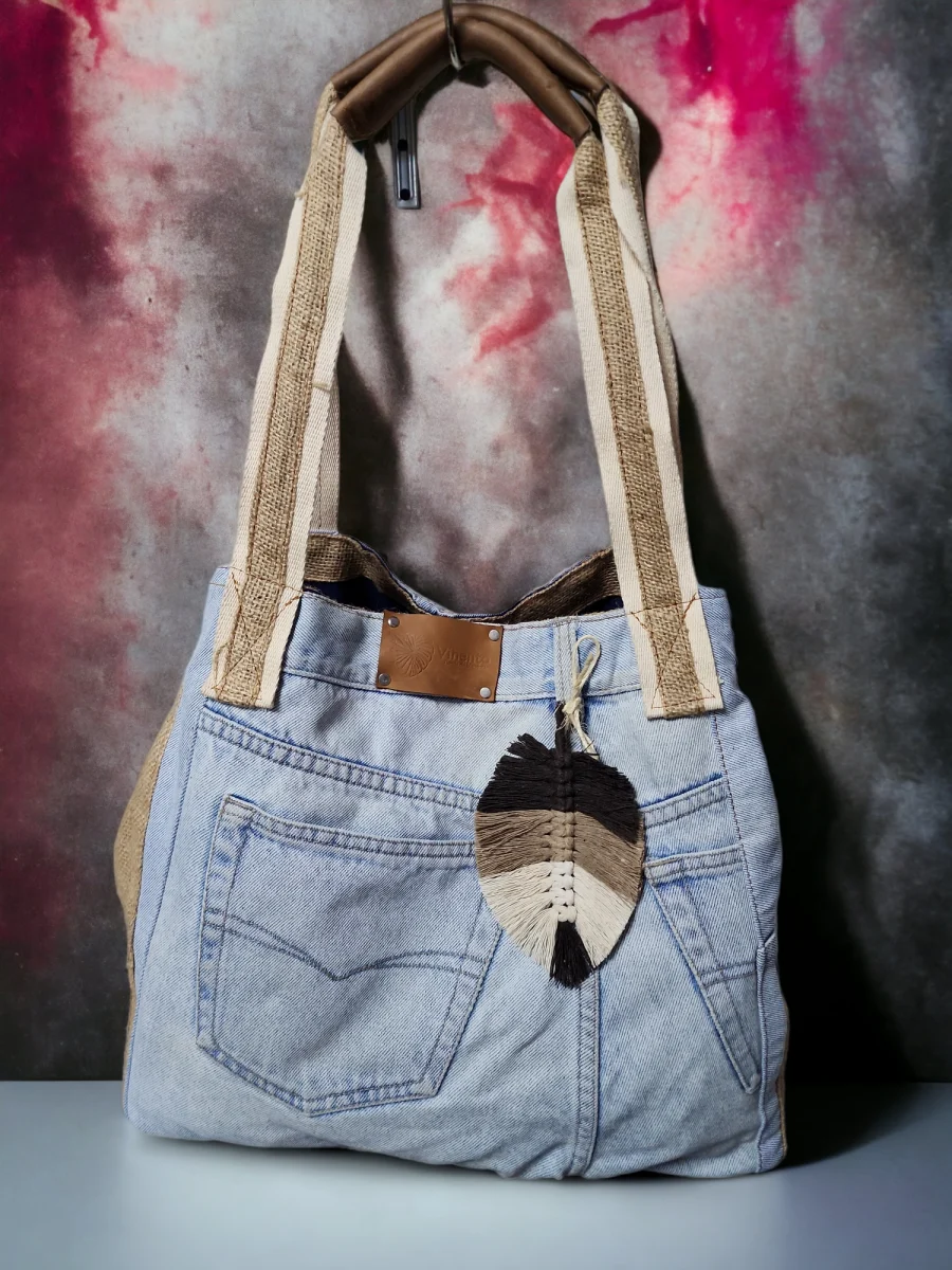 Bolso Denim Azul Pastel con Pluma Neutra